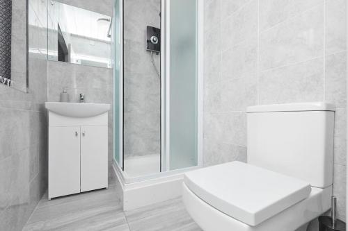 诺丁汉3 Bed Notts City Centre Town House - Free parking的白色的浴室设有卫生间和水槽。