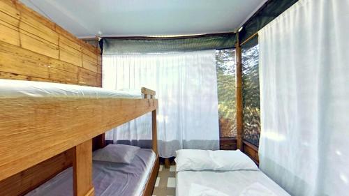 卡门阿皮卡拉Eco Hotel Guarumal的一间卧室设有两张双层床和一扇窗户。