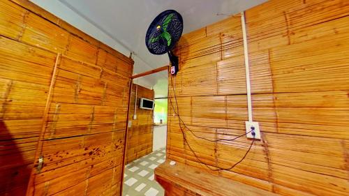 卡门阿皮卡拉Eco Hotel Guarumal的客房设有带风扇的木墙