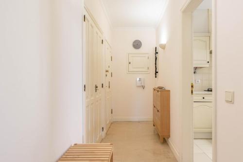 卡斯卡伊斯Central Cascais Apartment with private parking的拥有白色墙壁和白色厨房的走廊