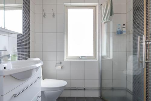 哥德堡WHITE & BRIGHT Room in a shared apartment的白色的浴室设有卫生间和水槽。