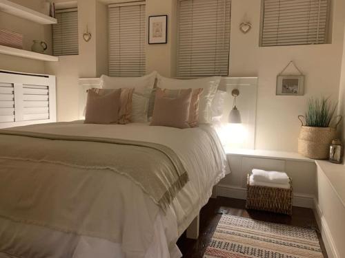圣奥尔本斯Abbey and Clock Tower view的卧室配有一张带白色床单和枕头的大床。