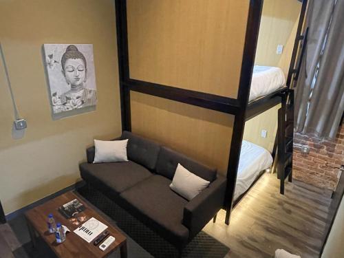 埃尔帕索Boxstel - Modern Stay Hotel Downtown El Paso的带沙发和双层床的客厅