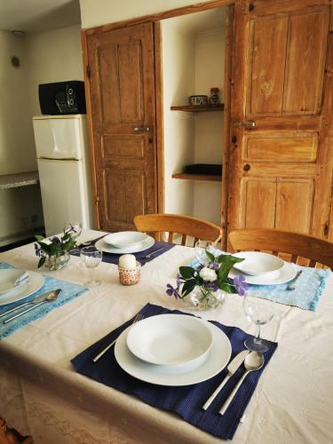 TorcyGîte du pont tournant的一张桌子,上面有白色的盘子和餐具