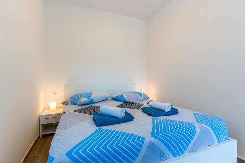 茨雷斯New 4 star Room M&A in town Cres的一间卧室配有一张带蓝色枕头的大床