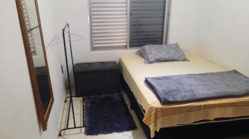 南雅拉瓜Casa do Roberto的一间卧室设有两张床和窗户。