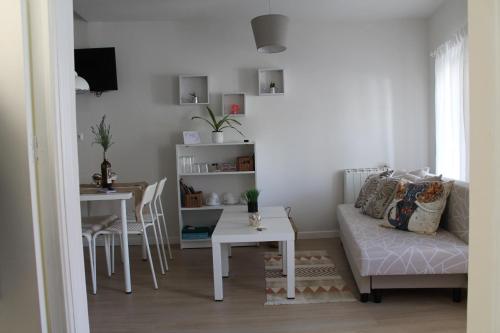 阿维拉Serendipia的客厅配有沙发和桌子