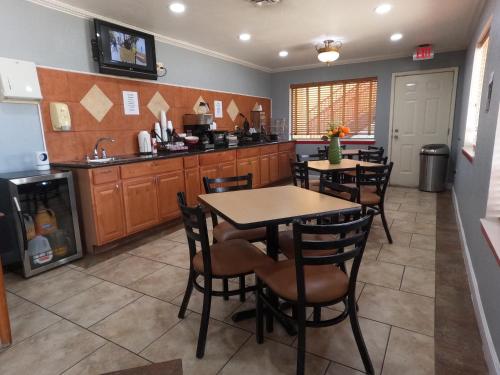 圣安东尼奥Econo Lodge Inn & Suites Downtown Northeast near Fort Sam Houston的一间厨房,内设桌椅