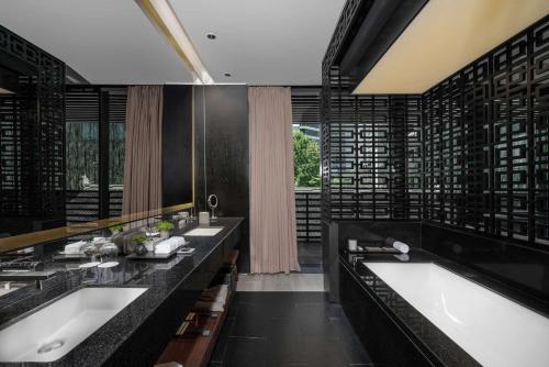成都博舍的一间带两个盥洗盆的浴室和一个大窗户