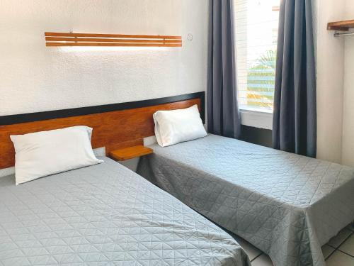 巴亚尔塔港Departamentos 1E的带窗户的客房内设有两张单人床。