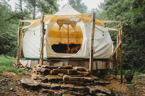 RogersvilleThe Pisces-a stargazing, luxury glamping tent的帐篷前面有一堆木头