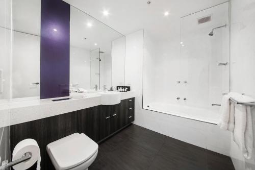 墨尔本菲茨罗伊泰瑞安服务式公寓的浴室配有卫生间、盥洗盆和淋浴。