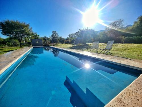 圣哈维尔Posada Villapancha的游泳池背面有太阳