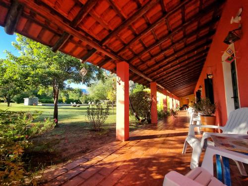 圣哈维尔Posada Villapancha的户外庭院设有遮阳篷和桌椅
