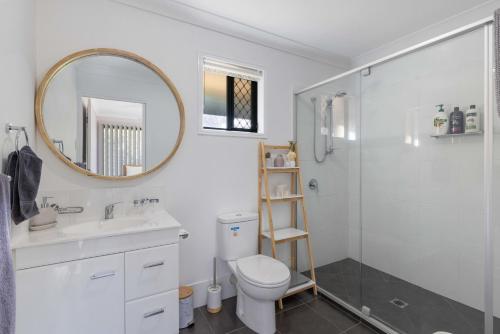 比尔瓦Hinterland Breakfast Deal - First night!的浴室配有盥洗池、卫生间和镜子。