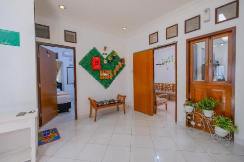日惹Homestay Jogja dekat Masjid Jogokaryan by Simply Homy的客厅设有门和房间
