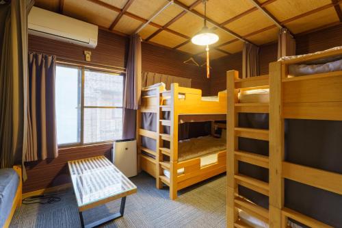 京都希促间旅馆的客房设有两张双层床和一张沙发。