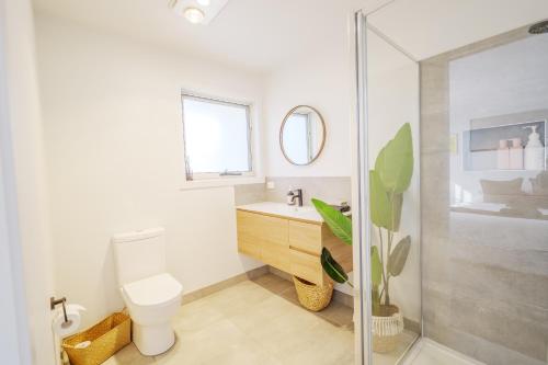 霍巴特Cozy Home Close to Beach and Hobart CBD的浴室配有卫生间、盥洗盆和淋浴。