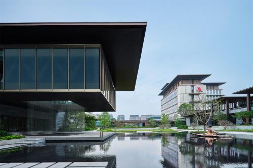 广州广州白云国际会议中心越秀万豪酒店的大楼前有池塘的建筑