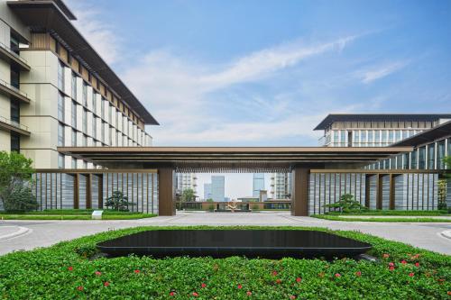 广州广州白云国际会议中心越秀万豪酒店的前面圆圈的建筑景象