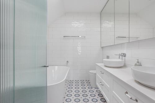 悉尼ANGEL70 - Newtown Haven的白色的浴室设有2个盥洗盆和1个卫生间。