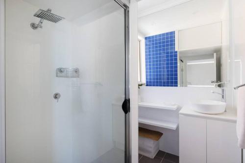 尼尔森湾Blue Vista的白色的浴室设有水槽和淋浴。