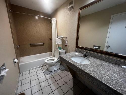 拉马克拉马克速8汽车旅馆的一间带水槽、卫生间和镜子的浴室
