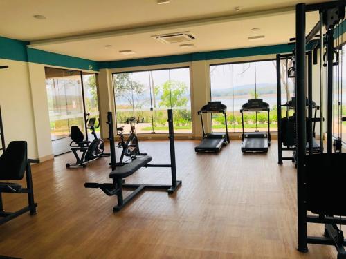 卡达斯诺瓦斯Praias do Lago Eco Resort的健身房设有跑步机、椭圆机和窗户