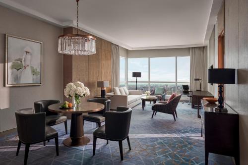 河内河内地标72洲际酒店&度假村的客厅配有沙发和桌椅
