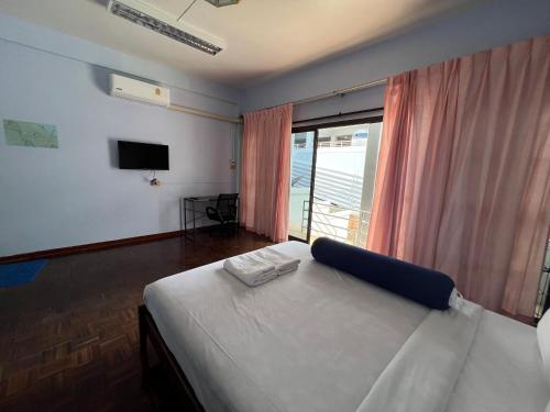 Ban KohongPiano Private House的一间卧室设有一张床和一个大窗户