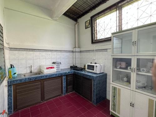 Ban KohongPiano Private House的厨房配有水槽和微波炉