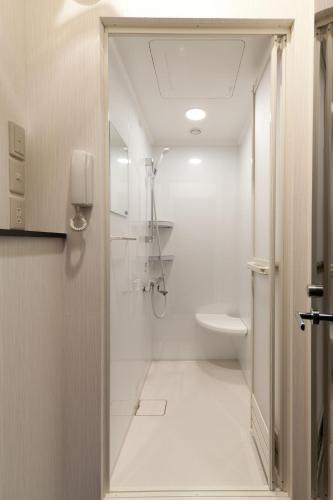 横须贺市Fujiko Building 3F - Vacation STAY 35722v的带淋浴和卫生间的白色浴室