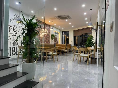 高平Snu Motel - Cao Bằng的餐厅内带桌椅的用餐室