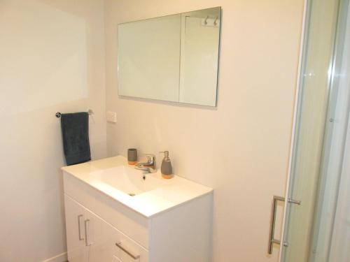 WairoaThe Mitch的浴室设有白色水槽和镜子