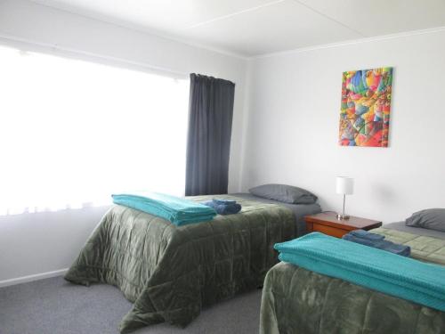 WairoaThe Mitch的酒店客房设有两张床和窗户。