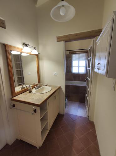 巴尼奥斯Casa Colonial "Dulce Hogar"的一间带水槽、镜子和淋浴的浴室