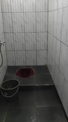 KaranganyarBabemhome的地板上带桶的脏浴室