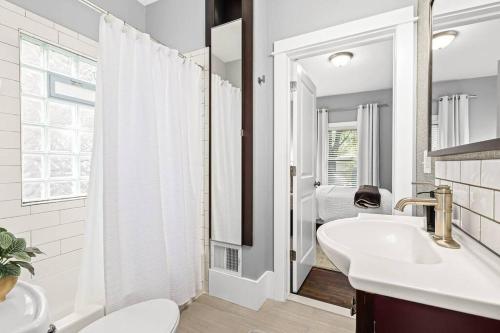 皇家橡Fresh, Contemporary 2BR Home in Downtown Royal Oak的一间带水槽、卫生间和镜子的浴室