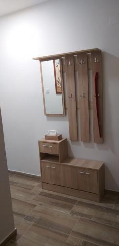 KomlóJószerencsét apartman的更衣室设有木制橱柜和镜子