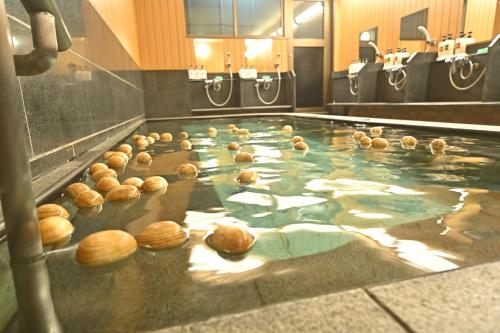 京都棉善酒店的机器里水里的一束甜甜圈