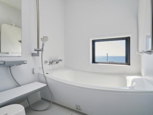 指宿市Kino-saji - Vacation STAY 89208的带浴缸、水槽和窗户的浴室