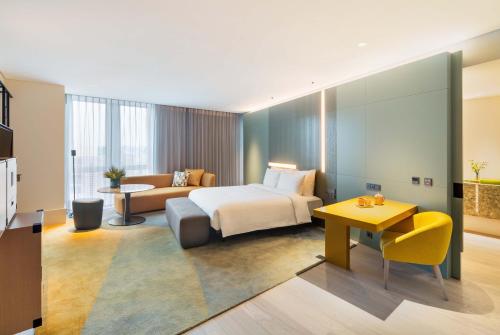 首尔Andaz Seoul Gangnam的酒店客房,配有床和沙发
