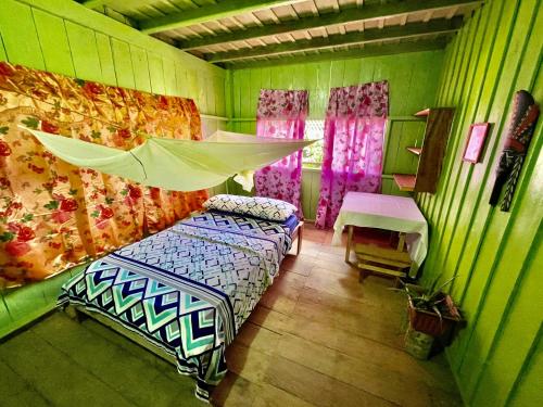 MacedoniaMaloca Barü的绿色的客房设有两张床和窗户。