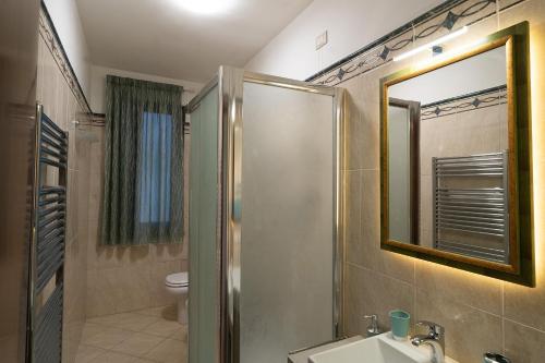 AglianaOspitalità e Fotografia的带淋浴、盥洗盆和镜子的浴室