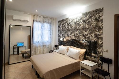 AglianaOspitalità e Fotografia的一间卧室配有一张带壁画的大床