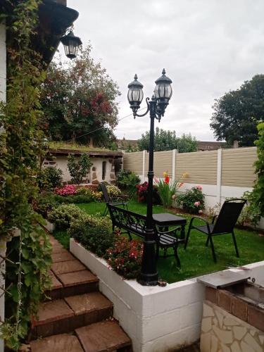GildingwellsQT的一个带灯柱、长椅和鲜花的花园