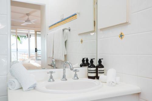 拜伦湾Wategos Villa的白色的浴室设有水槽和镜子