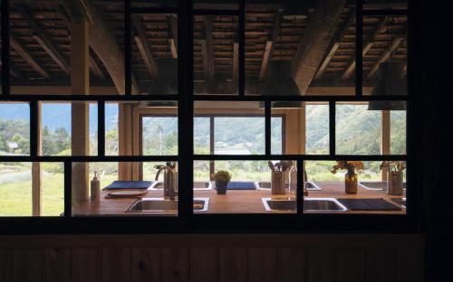 南木曾町ties Camp Ground Nagiso的从房子的窗户可欣赏到厨房的景色