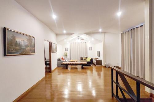 慕斯The White Chalet Khaoyai的客厅配有沙发和桌子