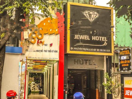 胡志明市Jewel Hotel的一座标有酒店标志的建筑